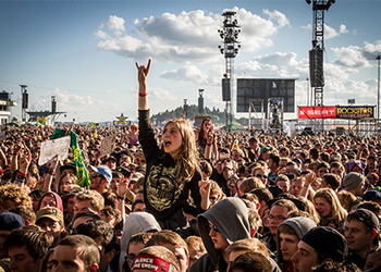 Vorschau Junge Frau auf Schultern bei einem Konzert