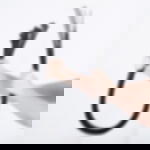 Kabelbinder schwarz - vielseitiges Befestigungselement bis 1,22 m Länge Zwei Hände halten ein Bündel extra langer, schwarzer Kabelbinder in gebogener U-Form vor weißem Hintergrund