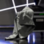 Dekomolton B1 - Baumwollstoffe für Veranstaltungen und Events Grauer Dekorations Molton locker über ein Flightcase gelegt und daneben ein zusammengerolltes Kabel für Lichttechnik