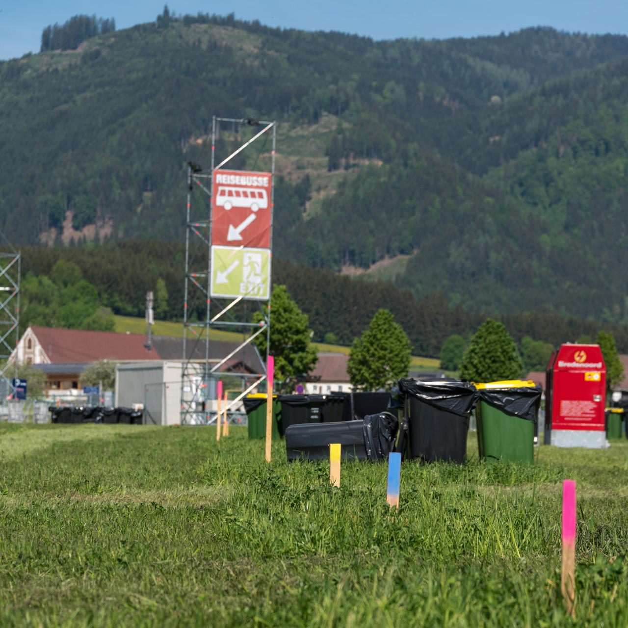 chalk spray - yellow