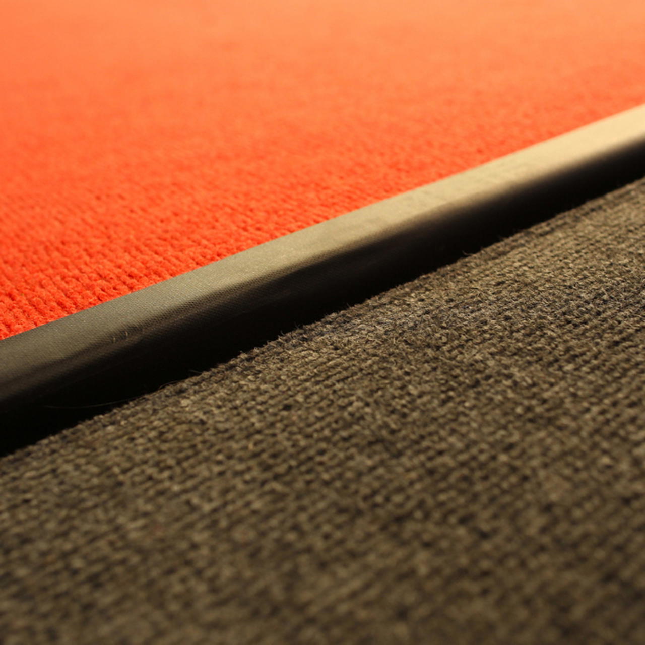 Schwarzes Gewebeklebeband extra matt als Kantenklebeband zwischen zwei Teppichen mit leichter Höhendifferenz