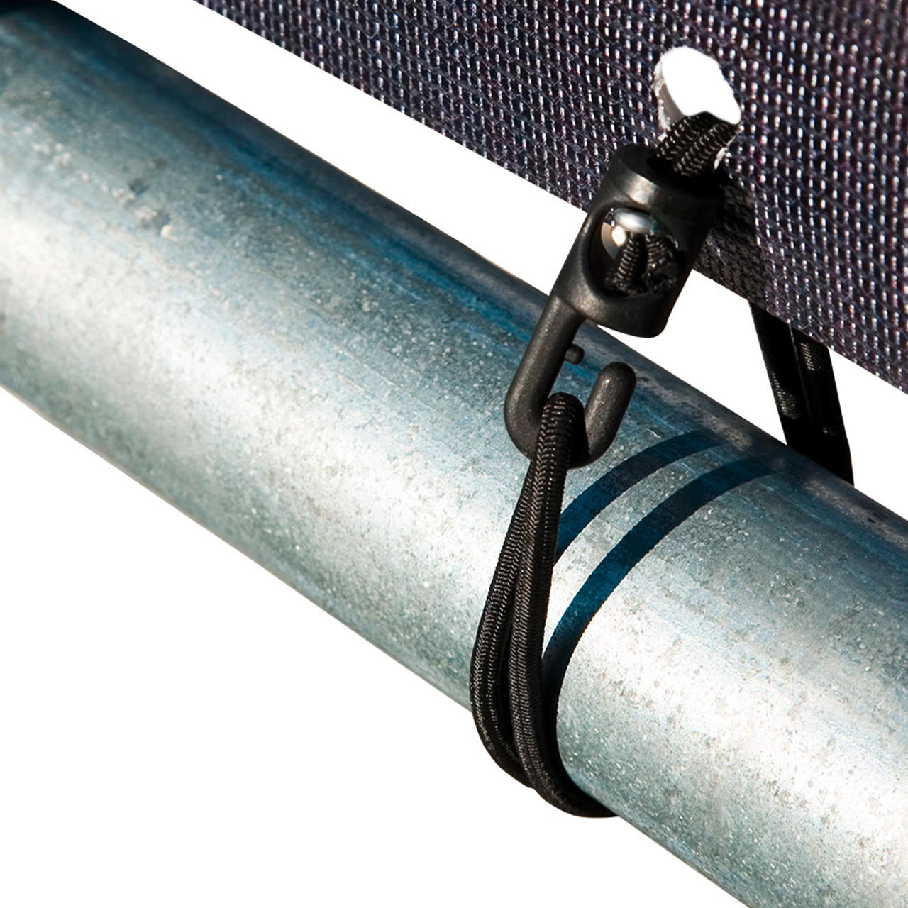 Nahaufnahme von Spannfix mit Haken, durch Öse geführt, um ein Metallrohr gespannt, zur Befestigung einer Plane