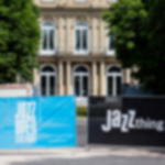 Bauzuanbanner Mesh B 1 - passend für den handelsüblichen Bauzaun Bedruckte Mesh Banner als Werbebanner auf einem Outdoor-Musikevent vor einem historischem Gebäude