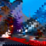 Messeteppich Rollenware als Red Carpet für edle Events Ausgerollter roter Messeteppich, der auf das Eingangsportal eines Schlosses zuläuft, gesäumt von Feuerschalen