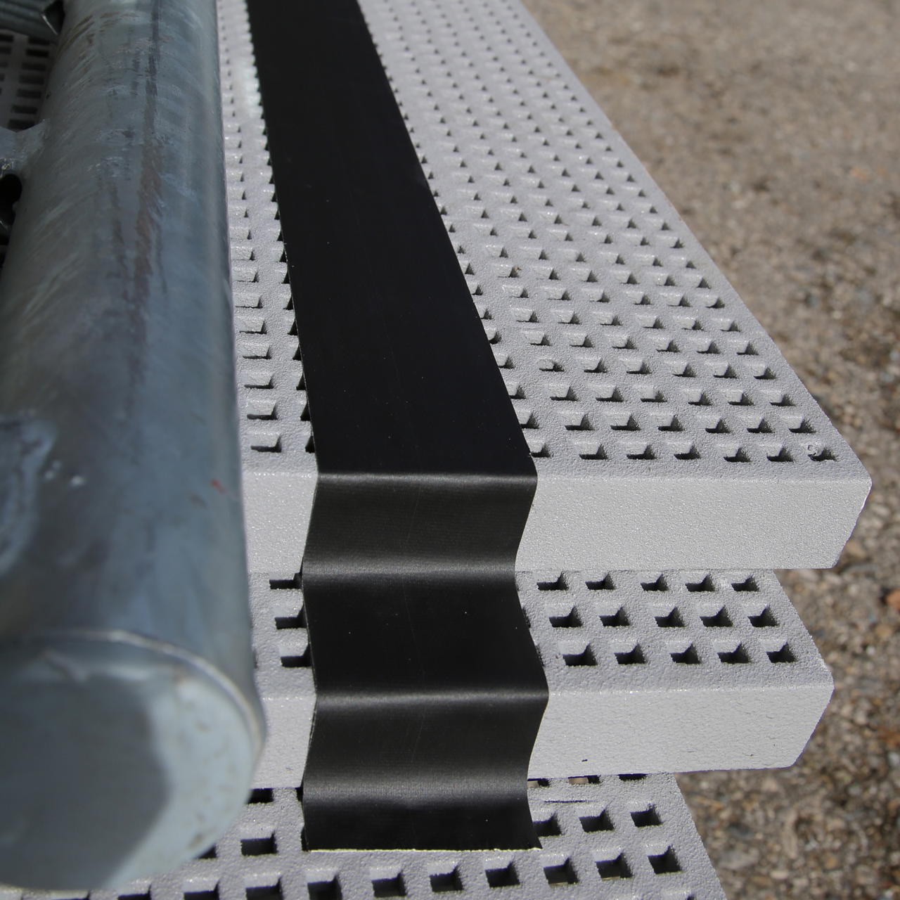 Schwarzes Gaffa Tape mit extrem matter, nicht reflektierender Oberfläche auf gelochten Trittplatten auf Event