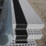 Gewebeklebeband extra matt - geeignet für verschiedenste Oberflächen  Schwarzes Gaffa Tape mit extrem matter, nicht reflektierender Oberfläche auf gelochten Trittplatten auf Event