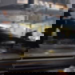 Bühnenboden B1 im Rollenformat 2 m x 25 m Crew rollt einen schwarzen Bühnenboden auf einem Podest für ein Indoor-Event aus