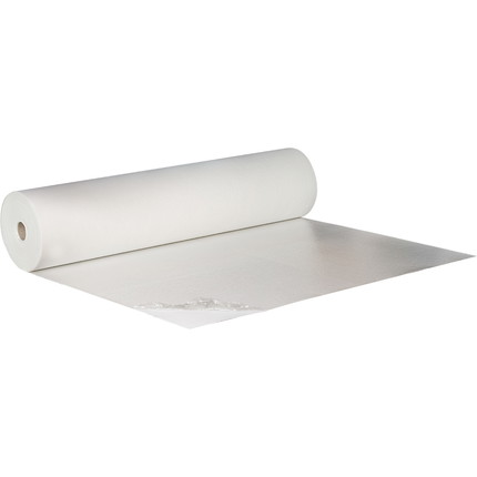 Eine Rolle weißer Flachfilz, liegend, teilweise ausgerollt mit transparenter Folienabdeckung auf begehbarer Fläche