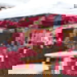 Dekomolton B1 - doppelt gerauter Dekostoff in 10 verschiedenen Farben Rustikale Bar im Außenbereich unter weißem Pavillon mit bordeauxrotem Dekostoff als Barverkleidung und Dachauskleidung