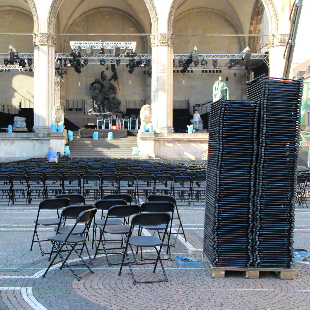 10 folding chairs - black