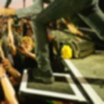 PVC Band GT 802 - sichere Bodenmarkierung auf Bühnen und bei Events Bühne mit weißem PVC-Band als Kantenmarkierung bei einem Konzert, darauf Musiker stehend, davor dichtes Publikum