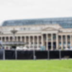 Gewebeplane schwarz 3,41 x 1,76 m - passgenau für Bauzaun Schwarze Sichtschutzplanen an Bauzäunen vor dem historischem Königsbau am Stuttgarter Schlossplatz mit Brunnen