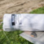 Gummiläufer Standard - bester Schutz im Innen- und Außenbereich Nahaufnahme einer weiß verpackten Rolle Gummimatte mit Etikett liegend auf der Kante einer LKW Laderampe