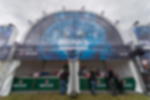 Meshbanner Netzvinyl - fotorealistische Motive und intensive Farben Festivalbar mit bedrucktem, halbrundem Gastrobanner über der Theke, Motiv eines blauen Wolfs und Schriftzug "Drinks"