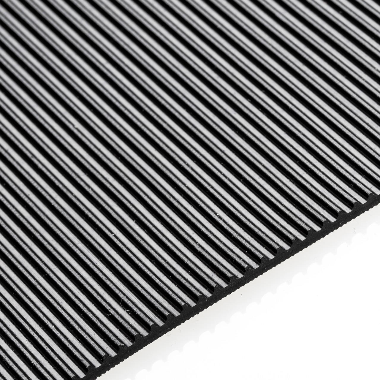 Detailansicht einer schwarzen Kabelschutzmatte mit rutschhemmenden Riefen