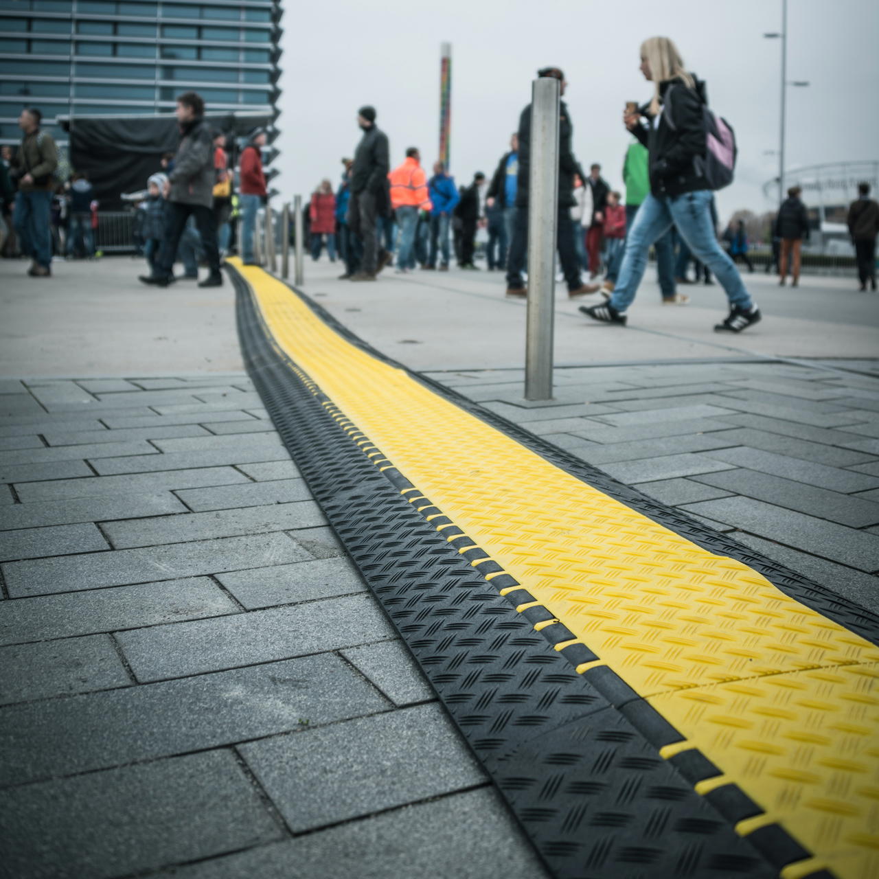 Adam Hall Defender Midi Kabelbrücke