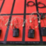 Gewebeklebeband extra matt - vielseitig einsetzbar im Eventbereich Schwarzes Gewebeklebeband als Flächenmarkierung zur Organisation von Mikrofonsets auf roter Teppichunterlage