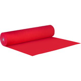 Eine Rolle roter Flachfilz Messeteppich, liegend und teilweise ausgerollt vor weißem Hintergrund