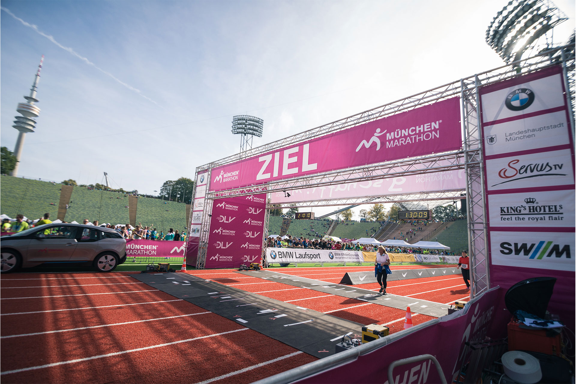 Traversenkonstruktion als Zieltor beim München Marathon mit vollflächig bedruckten Frontlit PVC in Magenta und Weiß