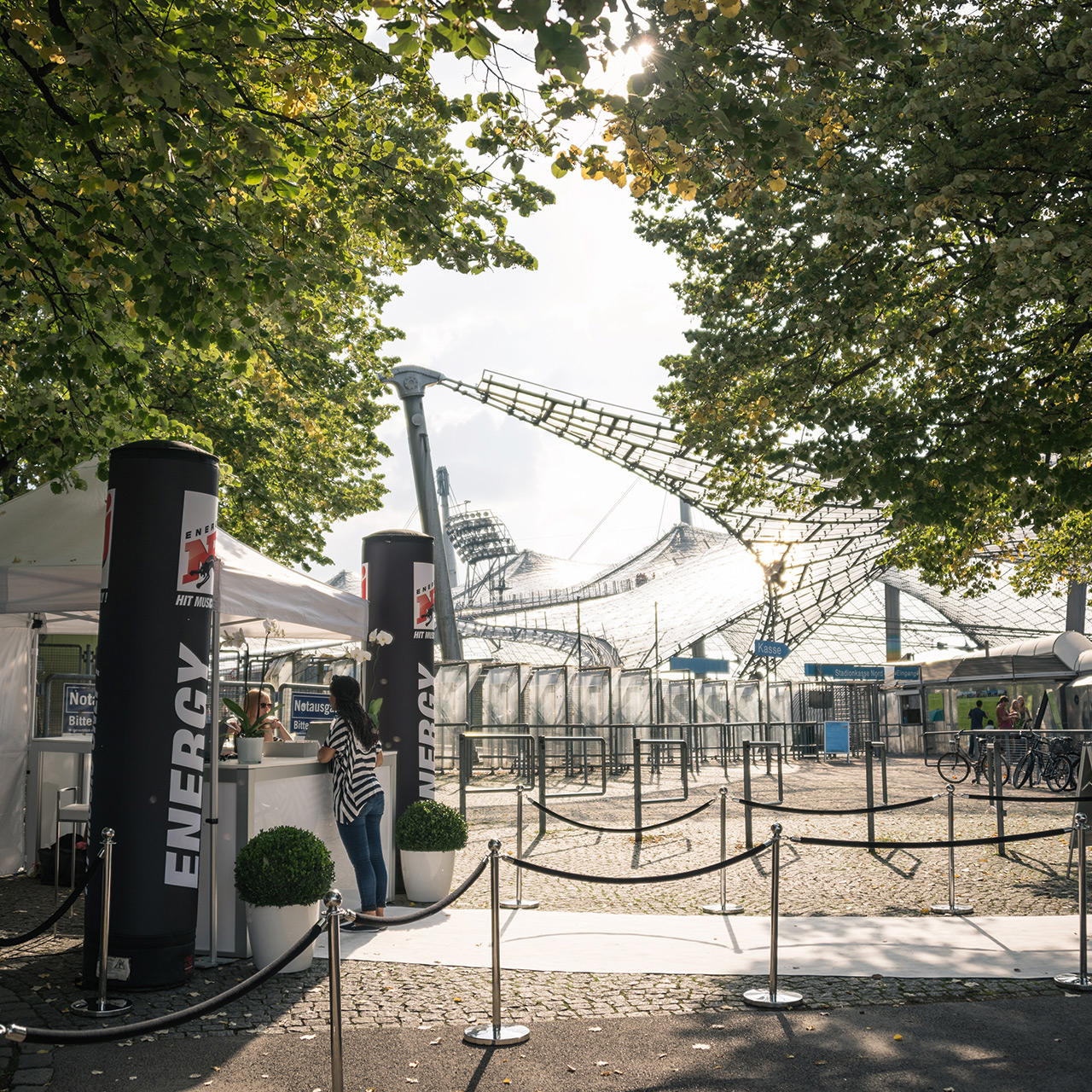 Weißer Messeteppich mit Personenleitsystem markiert den Zugangsbereich einer Eventlocation im Freien