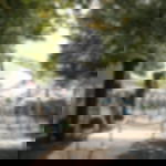 Messeteppich Rollenware B1 - Event- und Veranstaltungsteppich Weißer Messeteppich mit Personenleitsystem markiert den Zugangsbereich einer Eventlocation im Freien