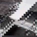 Kabelbinder schwarz - UV-beständige und abriebfeste Profi-Kabelbinder Nahaufnahme von drei schwarzen Kabelbindern mit abgeknipsten Enden, die zwei geöste Planen an einen Bauzaun fixieren