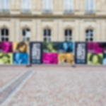 Bauzaunbanner Mesh - einfache Befestigung mit Kabelbinder am Bauzaun  Mesh Werbebanner bedruckt mit Porträts und Eventinfos an Bauzäunen befestigt vor Häuserfassade beim Jazz Open Stuttgart