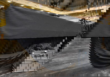 Vorschau Maßgefertigter hängender schwarzer Bühnenmolton in einem Veranstaltungsraum.