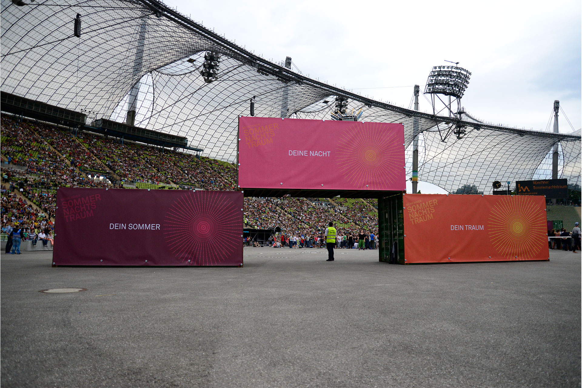 Bedruckte Werbebanner als Verkleidung eines modularen Durchgangstors bei einer Show-Veranstaltung im Olympiapark