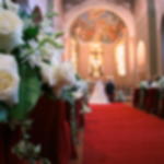 Messeteppich Rollenware - ideal für Hochzeiten  Blumenarrangements entlang eines roten Messeteppichs bei einer Hochzeit in der Kirche