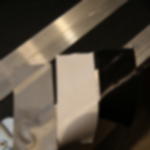 Gewebeklebeband GT 571 – in mehreren Farbvarianten erhältlich Drei nebeneinander verklebte Streifen Gewebeklebeband in Silber, Weiß und Schwarz auf schwarzem Flightcas