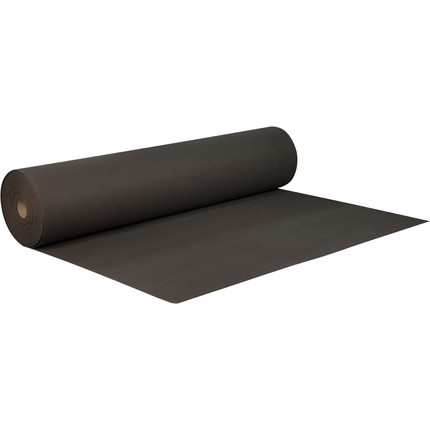 Eine Rolle dunkelgrauer Messeteppich, liegend und teilweise ausgerollt vor weißem Hintergrund