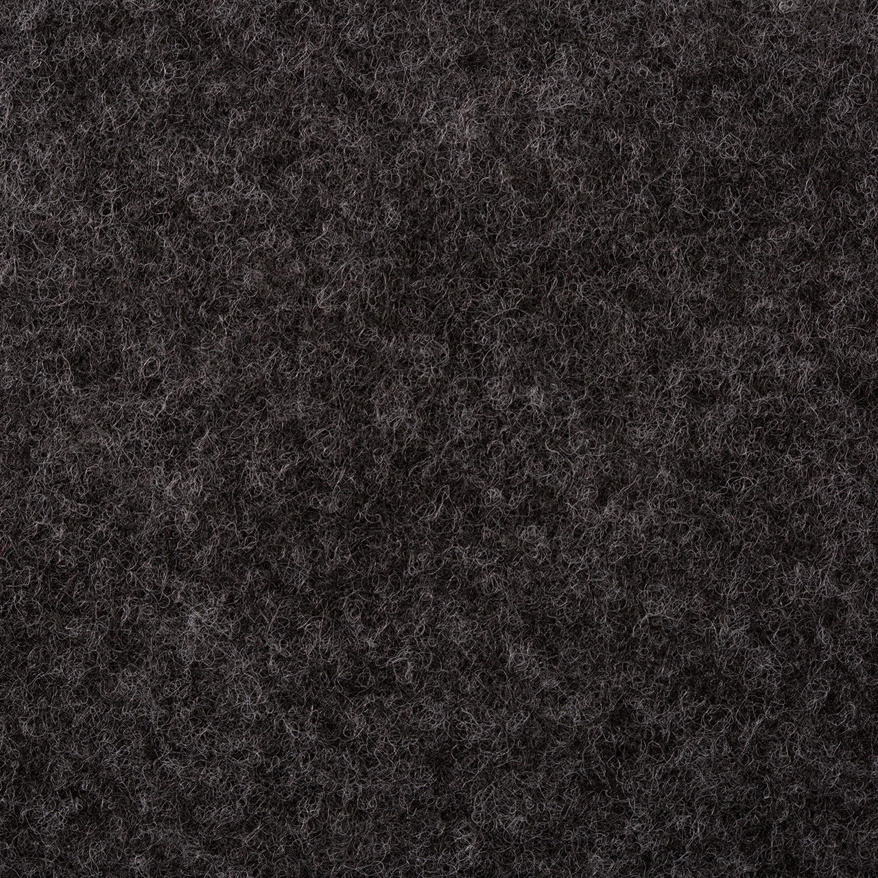 Bildfüllende Nahaufnahme der getufteten Oberflächenstruktur eines roten Flachfilz Messeteppichs