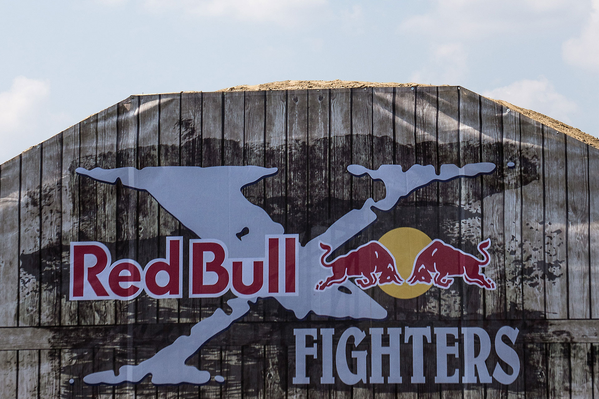 Frontlit PVC Plane bedruckt in Holz-Optik mit Red Bull X-Fighters Logo, montiert auf Holzrahmen auf einem Sportevent