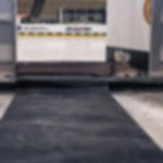 Gummiläufer - sicherer Schutz auf unterschiedlichsten Böden Gummiläufer verlegt in einer Eishalle als sicherer, strapazierfähiger Zugangsschutz vom Hallenboden zur Eisfläche