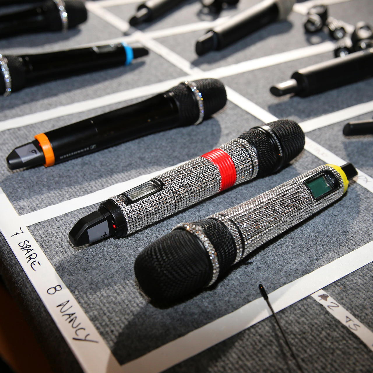 Grauer Messeteppich als schützende Unterlage für Mikrofone 