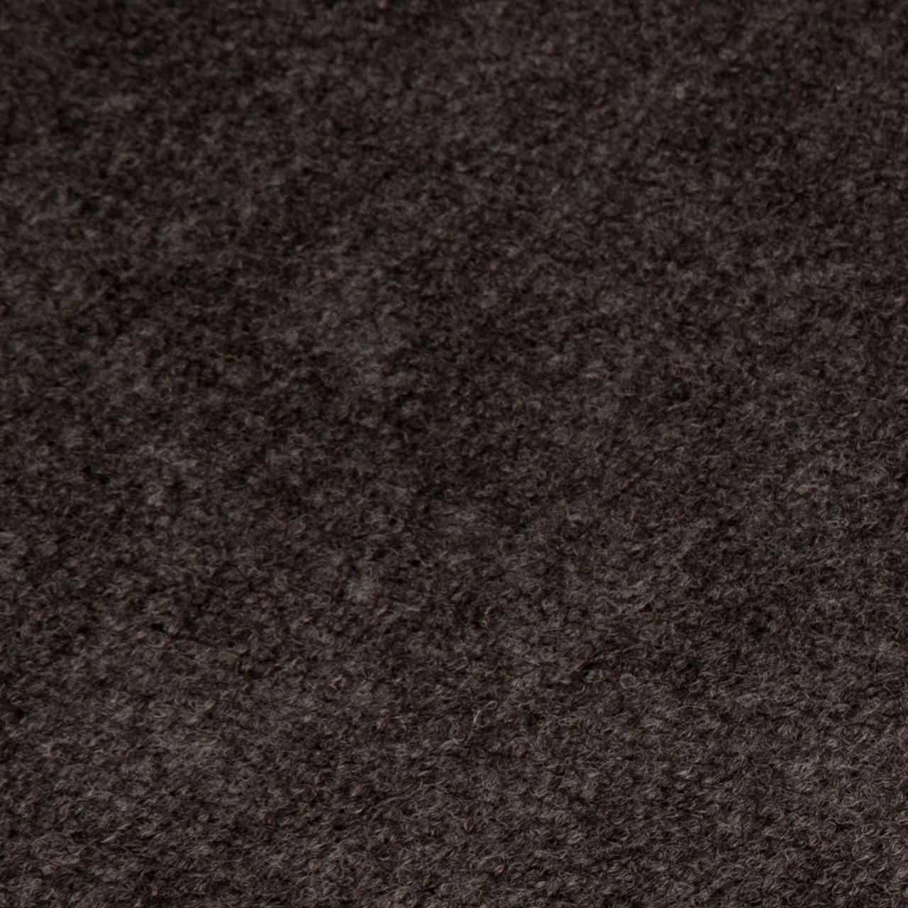 Bildfüllende Nahaufnahme der Oberflächenstruktur eines grau-melierten Rips Messeteppichs