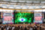 Frontlit PVC - Plane B1 nach DIN 4102 schwer entflammbar Großbühne beidseitig mit Frontlit PVC Bühnenbanner und Header in farbigem Design mit Publikum bei einem Festival