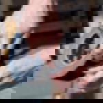 Gewebeklebeband GT 561, 50 m, schwarz - gute Handrisseigenschaften Hände reißen schwarzes Gewebeklebeband mit sauberer Abrisskante quer von der Rolle