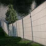 Gewebeplane günstig weiß - 3,41 x 1,76 m passgenau für Bauzaun Langer Bauzaun mit weißen Gewebeplanen als Sichtschutz und zr Absperrung eines Events, auf ein Seeufer zulaufend