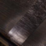 Gewebeklebeband GT 561 - sehr gute Formanpassungfähigkeit Nahaufnahme eines Streifens schwarzen Duct Tapes glatt und exakt auf einer Feinriefenmatte verklebt