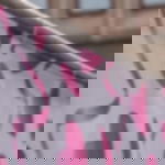 Bauzaunbanner Mesh -  randverstärkt und alle 50 cm geöst für Bauzaun Individuell bedrucktes, winddurchlässiges Meshbanner, mit randverstärktem Flachsaum und Metallöse an Bauzaun befestigt