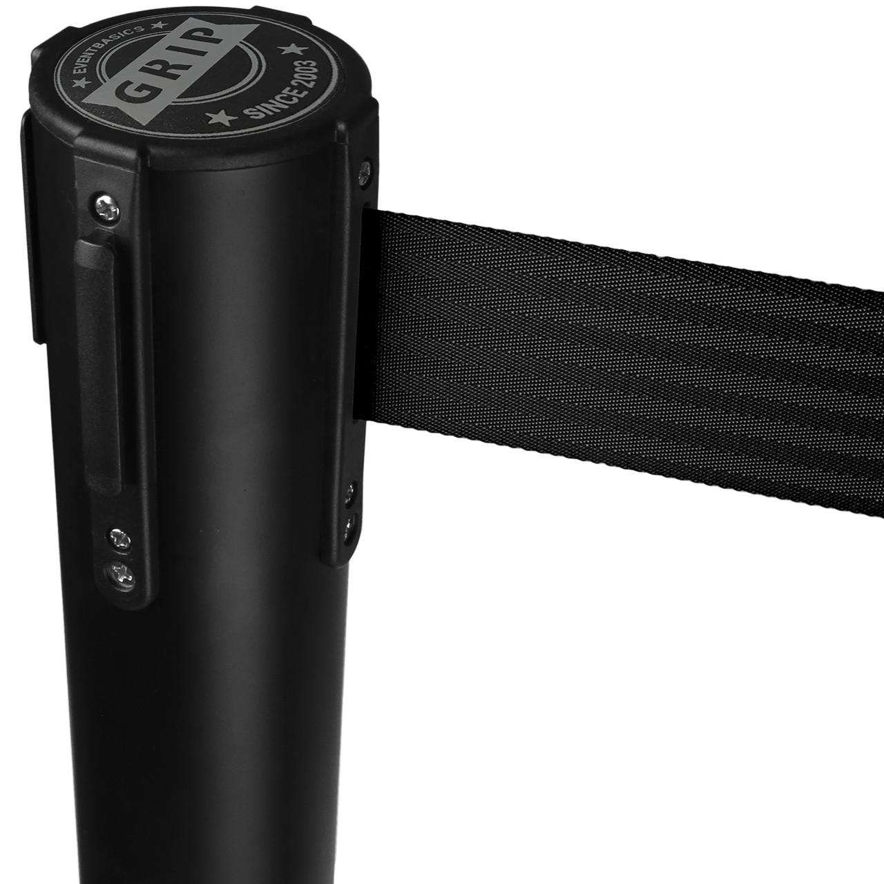 Nahaufnahme eines schwarzen GRIP Absperrpfostens mit Gurtkassette und ausgezogenem schwarzen Band vor weißem Hintergrund