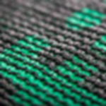 Tennisblende bedruckt - feinmschiges und wasserabweisendes Gewebe Makroaufnahme der Gewebestruktur einer bedruckten, winddurchlässigen Tennisblende aus grün-schwarzem Schattiergewebe