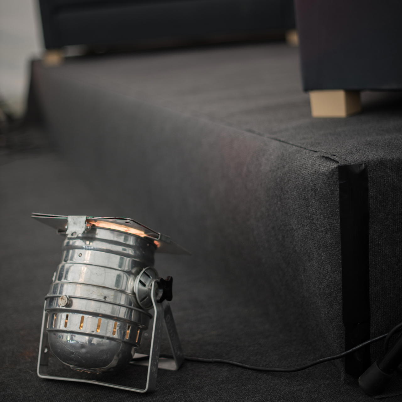 Schwarzes Gewebeband verläuft senkrecht entlang der Kante einer Stufe zur Fixierung von Teppich als Bodenbelag