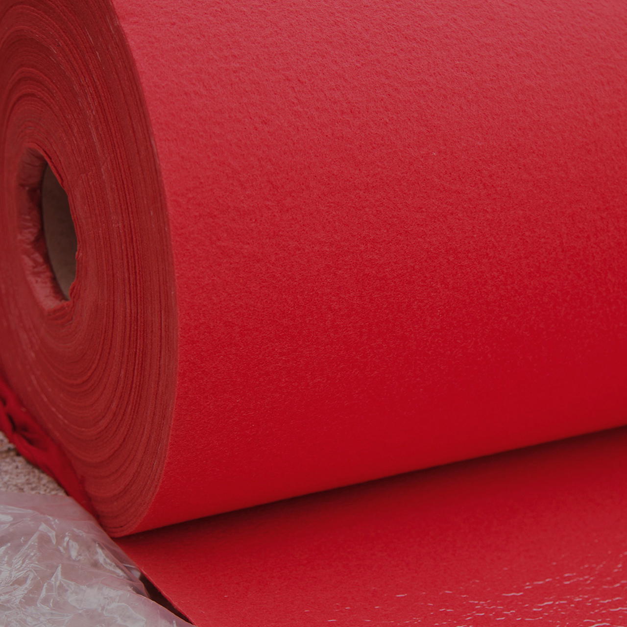 Schräg liegende Rolle roter Flachfilz mit Schutzfolie und mit sichtbarem Rollenkern, leicht abgerollt, Detailbild